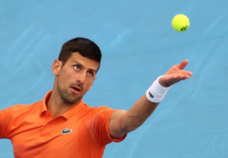 © Reuters. Novak Djokovic poursuit sa route et retrouvera Denis Shapovalov en quarts de finale.            /Photo prise le 5 janvier 2023/REUTERS/Loren Elliott