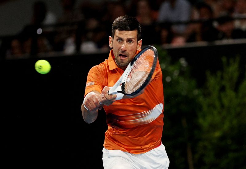 © Reuters. Novak Djokovic a livré une prestation très solide contre Daniil Medvedev. /Photo prise le 7 janvier 2023/REUTERS/Loren Elliott