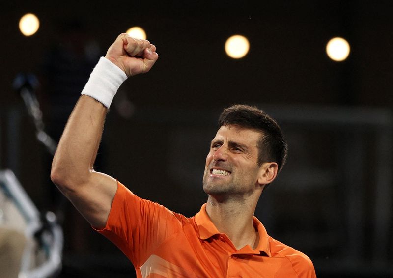 © Reuters. Novak Djokovic commence 2023 par un trophée en Australie. /Photo prise le 8 janvier 2023/REUTERS/Loren Elliott