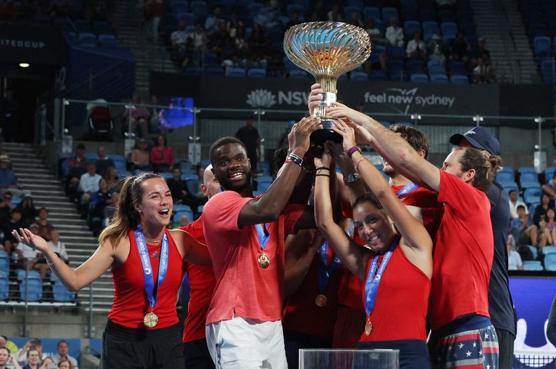 &copy; Reuters. La Team USA soulève le premier trophée de l'United Cup. /Photo prise le 8 janvier 2023/REUTERS/Asanka Brendon Ratnayake