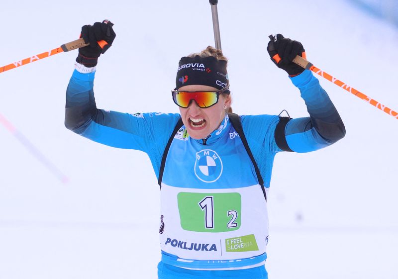 © Reuters. Julia Simon et ses coéquipiers ont remporté le premier relais mixte de la saison à Pokljuka en Slovénie.      /Photo prise le 18 février 2021/REUTERS/Borut Zivulovic