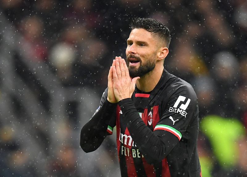 © Reuters. Olivier Giroud et l'AC Milan doit partager les points avec la Roma. /Photo prise le 8 janvier 2023/REUTERS/Daniele Mascolo