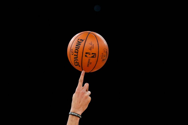 © Reuters. Avec ce succès face aux Spurs, les Clippers occupent la 5e place de la Conférence Ouest de NBA avec un bilan de 27 victoires pour 24 défaites. /Photo prise le 23 janvier 2020/REUTERS/Gonzalo Fuentes