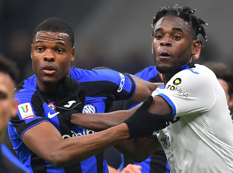 © Reuters. Denzel Dumfries en l'Inter ont dominé l'Atalanta en Coupe d'Italie.  /Photo prise le 31 janvier 2023/REUTERS/Daniele Mascolo