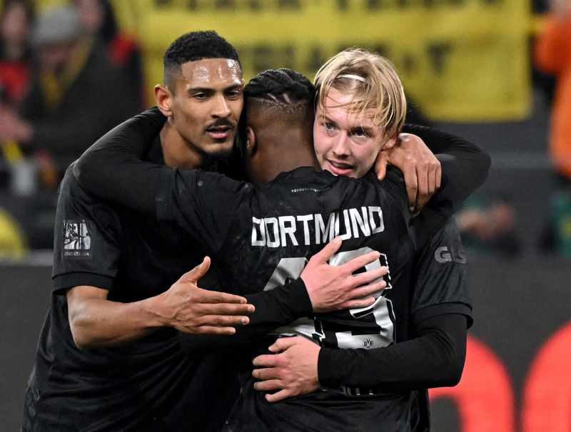 © Reuters. Dortmund fait la bonne opération du week end et partage désormais la première place du championnat avec l'Union Berlin et le Bayern Munich. /Photo prise le 19 février 2023/REUTERS/Benjamin Westhoff