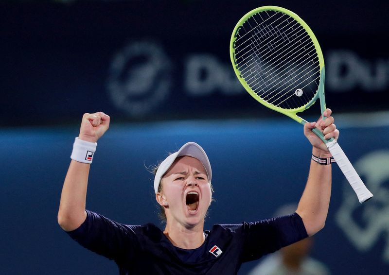 &copy; Reuters. Barbora Krejcikova célèbre sa victoire face à la première joueuse mondiale. /Photo prise le 25 février 2023/REUTERS/Amr Alfiky