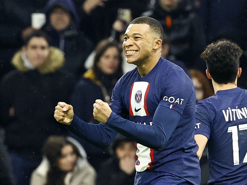 © Reuters. Avec son doublé, Mbappé a inscrit 200 buts avec le PSG et est co-meilleur buteur du club.  /Photo prise le 26 février 2023/REUTERS/Eric Gaillard