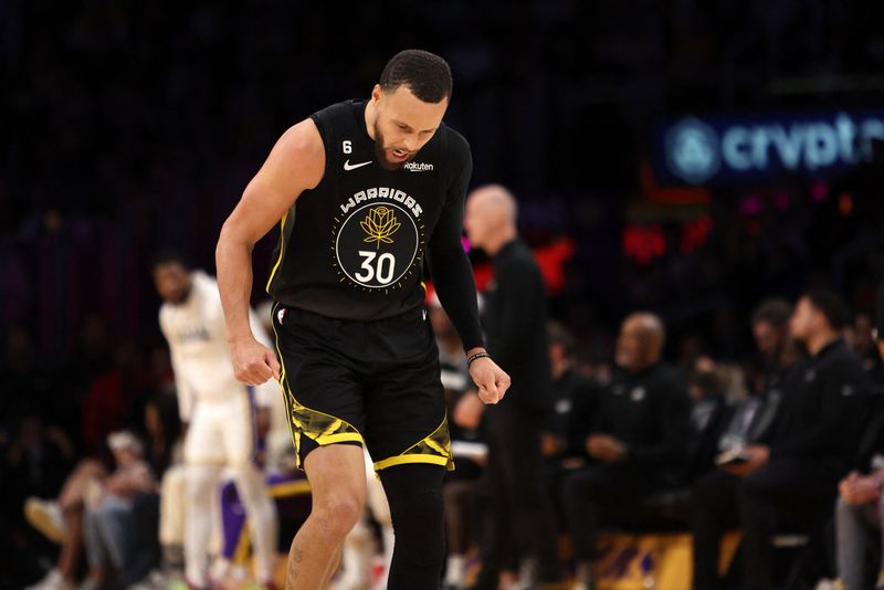 © Reuters. Les 27 points de Curry n'ont pas suffi aux Warriors. /Photo prise le 6 mars 2023/REUTERS/USA TODAY USPW