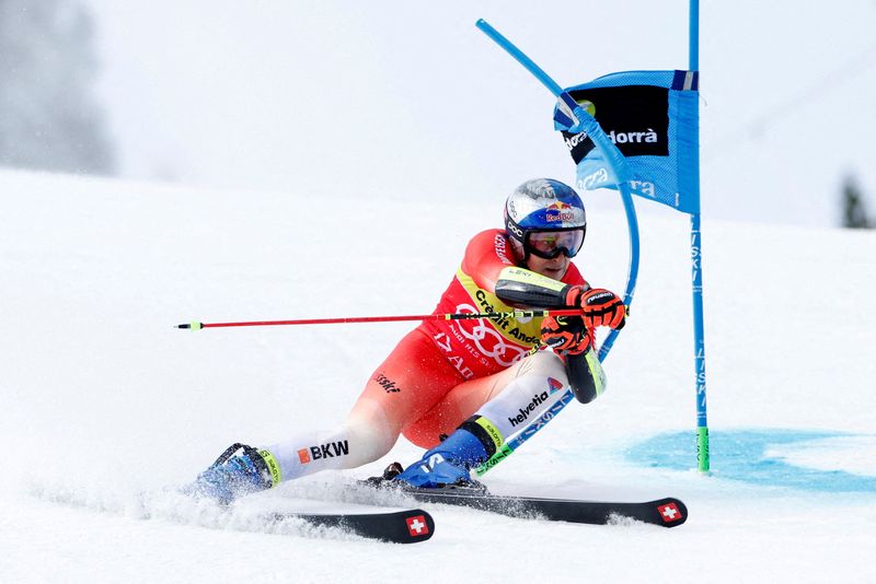 © Reuters. Marco Odermatt a signé la 24e victoire de sa carrière en Coupe de monde en remportant le slalom géant de Soldeu. /Photo prise le 18 mars 2023/REUTERS/Albert Gea