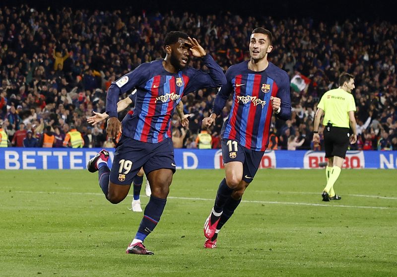 © Reuters. Auteur du but décisif, Franck Kessie permet au Barça de prendre douze points d'avance sur le Real. /Photo prise le 19 mars 2023/REUTERS/Juan Medina