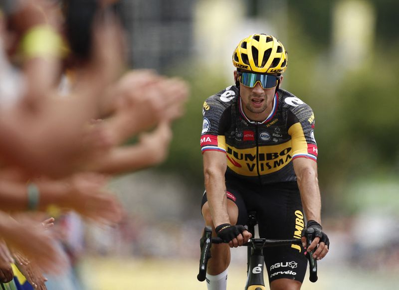 © Reuters. Primoz Roglic s'est offert une 5e victoire cette saison en s'imposant sur la première étape du Tour de Catalogne. /Photo prise le 2 juillet 2021/REUTERS/Benoit Tessier
