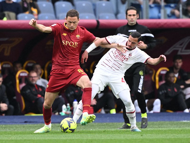 © Reuters. Pas de vainqueur dans ce duel entre la Roma et l'AC Milan. /Photo prise le 29 avril 2023/REUTERS/Alberto Lingria