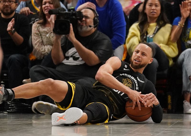 © Reuters. Stephen Curry a inscrit au moins 20 points pour la 19ème fois de suite. /Photo prise le 3 mai 2023/REUTERS/USA Today Sports
