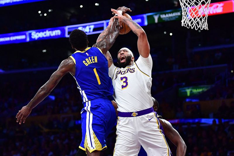 © Reuters. Avec 25 points, 13 rebonds et 3 passes décisives, Anthony Davis a contribué à la victoire de Los Angeles face à Golden State. /Photo prise le 7 mai 2023/REUTERS/USA Today Sports