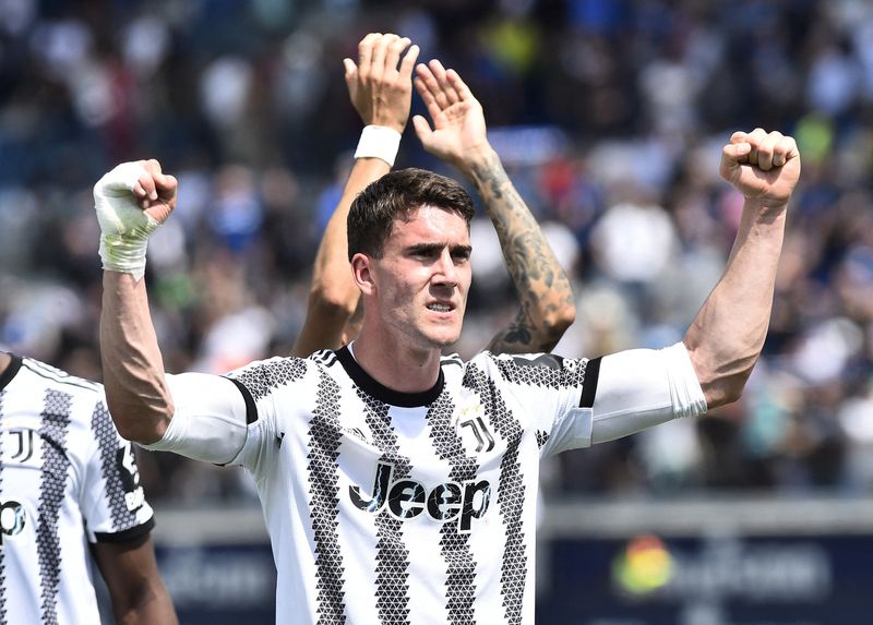 © Reuters. Dusan Vlahovic et la Juventus filent profitent du faux pas de la Lazio et prennent la 2e place de Serie A. /Photo prise le 7 mai 2023/REUTERS/Massimo Pinca