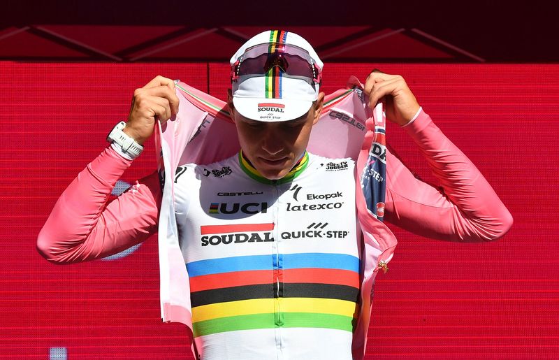 © Reuters. Le champion du monde Remco Evenepoel a tranquillement conservé son maillot rose lors de cette deuxième étape du Tour d'Italie. /Photo prise le 6 mai 2023/REUTERS/Jennifer Lorenzini