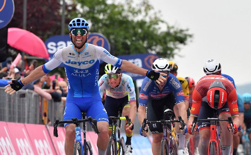 &copy; Reuters. Michael Matthews remporte la troisième étape du Giro 2023 au sprint. /Photo prise le 8 mai 2023/REUTERS/Jennifer Lorenzini