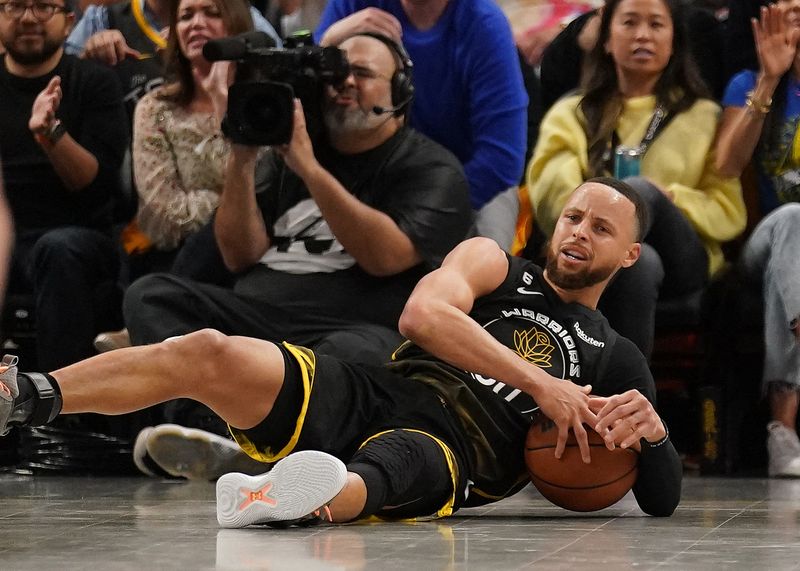 © Reuters. Stephen Curry va devoir sauver les Warriors d'une situation très compliquée. /Photo prise le 3 mai 2023/REUTERS/USA Today Sports