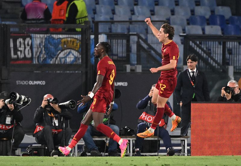 &copy; Reuters. La Roma s'impose contre le Bayer Leverkusen dans un Olimpico en feu et prend une option sur la qualification en finale. /Photo prise le 11 mai 2023/REUTERS/Alberto Lingria