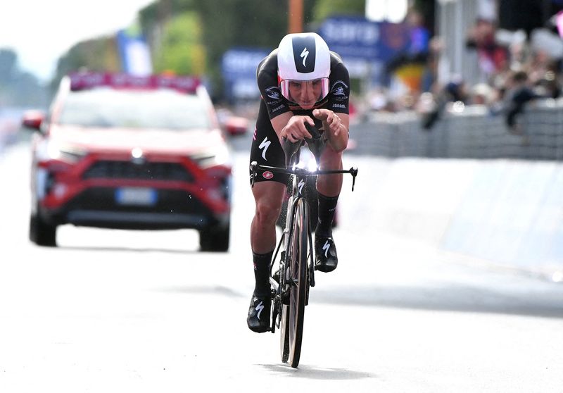 © Reuters. Remco Evenepoel a signé son deuxième succès sur ce Giro 2023 et reprend par la même occasion la tunique rose de leader. /Photo prise le 14 mai 2023/REUTERS/Jennifer Lorenzini