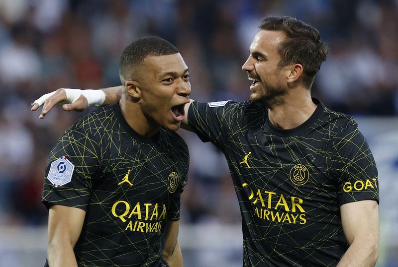 © Reuters. Kylian Mbappé a inscrit ses 27e et 28e buts en Ligue 1 cette saison.  /Photo prise le 21 mai 2023/REUTERS/Stephanie Lecocq