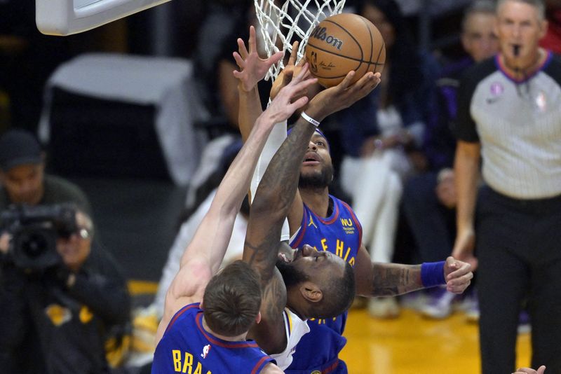 © Reuters. LeBron James a tout tenté mais les Lakers ont fini par s'incliner de deux petits points. /Photo prise le 21 mai 2023/REUTERS/USA Today Sports