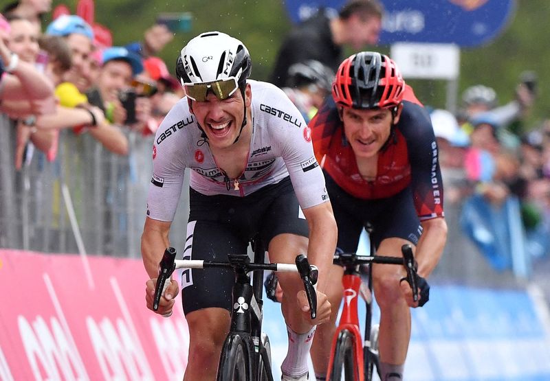 © Reuters. Au bout de l'effort, Joao Almeida a devancé Geraint Thomas lors de la 16e étape du Giro. /Photo prise le 23 mai 2023/REUTERS/Jennifer Lorenzini