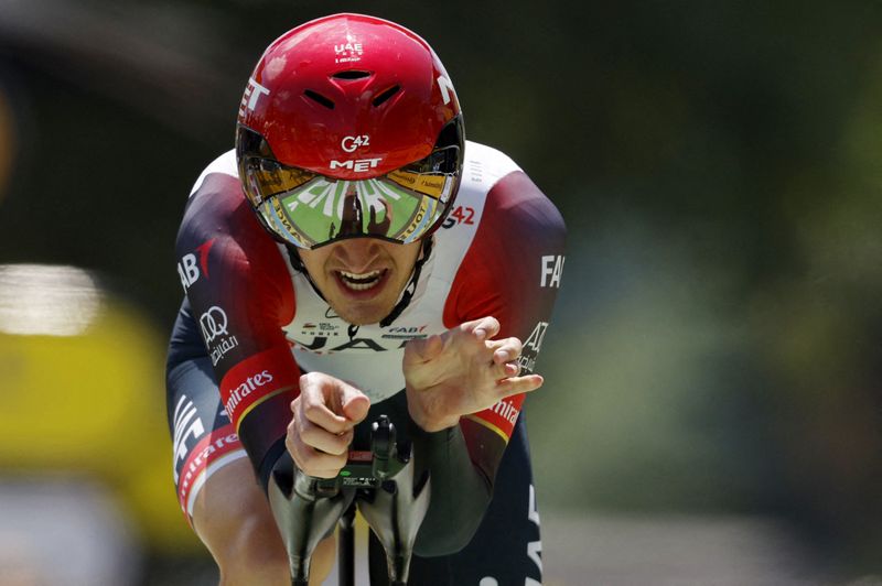 © Reuters. Mikkel Bjerg a pris le maillot jaune sur le Critérium du Dauphiné. /Photo prise le 23 juillet 2022/REUTERS/Gonzalo Fuentes