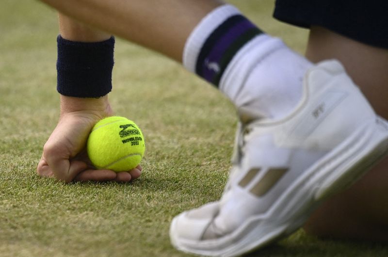 &copy; Reuters. Ramasseur de balles à Wimbledon  /Photo prise le 4 juillet 2022/REUTERS/Toby Melville