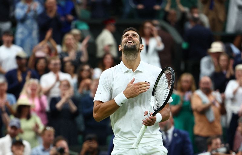 © Reuters. Novak Djokovic va jouer pour un 8e titre à Wimbledon ce dimanche.  /Photo prise le 14 juillet 2023/REUTERS/TOBY MELVILLE