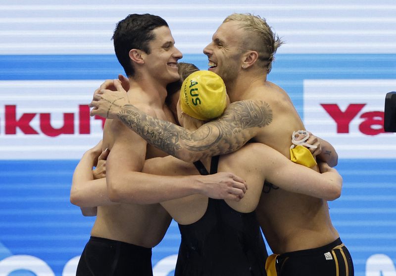 &copy; Reuters. La joie des Australiens, champions du monde du 4x100m nage libre mixte. /Photo prise le 29 juillet 2023/REUTERS/STEFAN WERMUTH