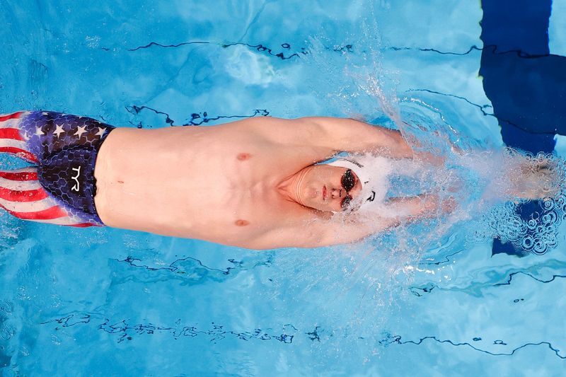 &copy; Reuters. Armstrong nageant sur le dos, sa discipline de prédilection /Photo prise le 30 juillet 2021/REUTERS/Stefan Wermuth