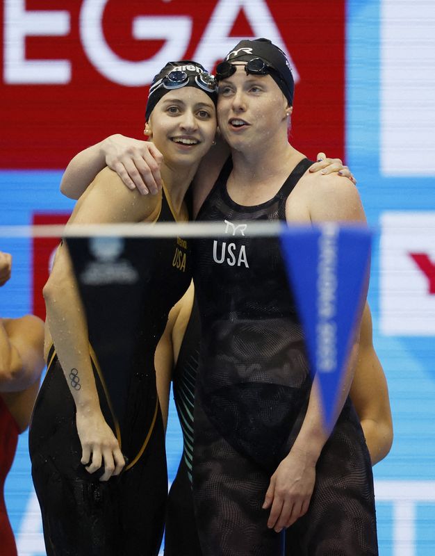 © Reuters. Kate Douglass et Lilly King, championnes du monde du 4 x 100m 4 nages. /Photo prise le 30 juillet 2023/REUTERS/Issei Kato