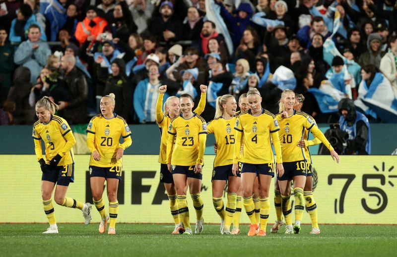 © Reuters. La joie des Suédoises après cette nouvelle victoire. /Photo prise le 2 août 2023/REUTERS/DAVID ROWLAND