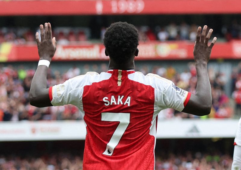 &copy; Reuters. Bukayo Saka démarre bien, après avoir inscrit 14 buts et délivré 11 passes décisives la saison dernière. /Photo prise le 12 août 2023/REUTERS/DAVID KLEIN