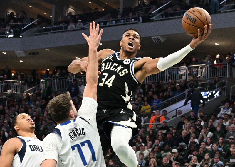 © Reuters. Giannis Antetokounmpo face à Luka Doncic cette nuit. /Photo prise le 19 novembre 2023/REUTERS/USA Today Sports