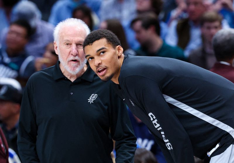 &copy; Reuters. Victor Wembanyama en compagnie de Gregg Popovich. /Photo prise le 24 décembre 2023/REUTERS/USA Today Sports