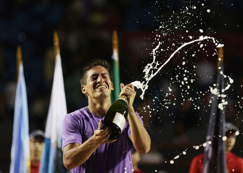 &copy; Reuters. Après sa victoire à Rio en février, Sebastian Báez remporte le tournoi à Santiago./Photo prise le 25 février 2024/REUTERS/RICARDO MORAES