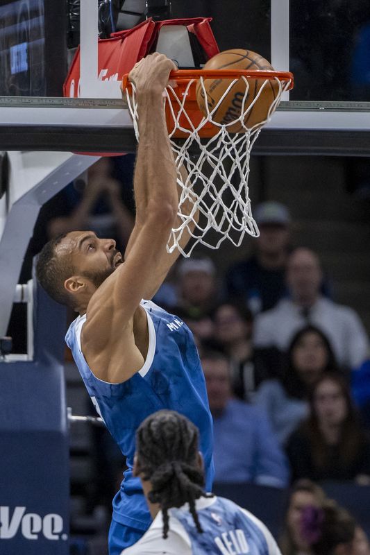 © Reuters. Rudy Gobert, sacré pour la quatrième fois dans la catégorie./Photo prise le 13 avril 2024/REUTERS/Jesse Johnson